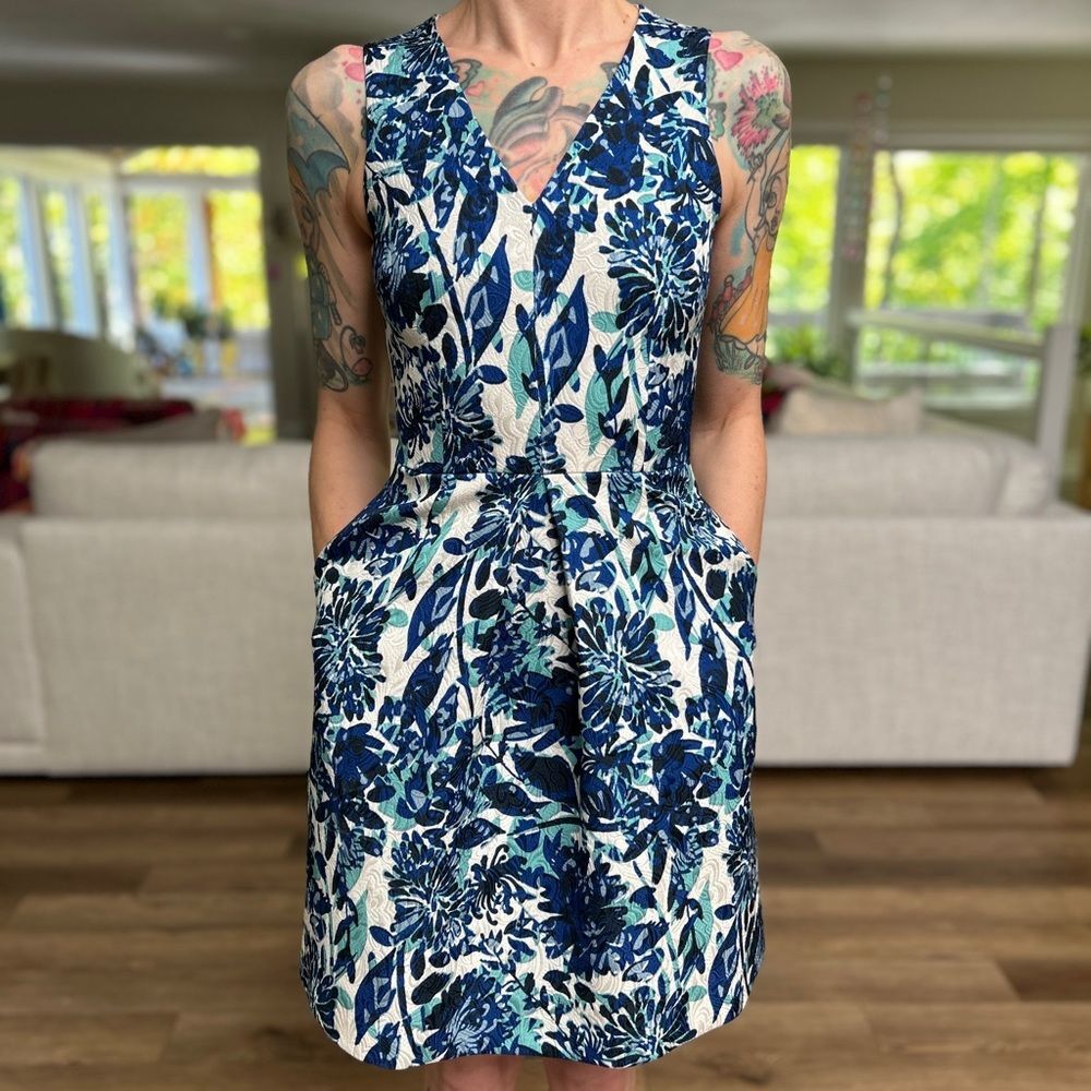 H&M women’s blue and white floral v-neck sleeveless lined dress NWT size 4
